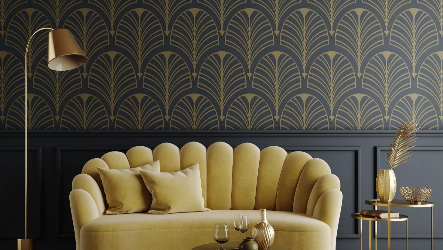 Elegant stue med mørk tapet i gullmønster, sennepsgul sofa og matchende bord og lamper.